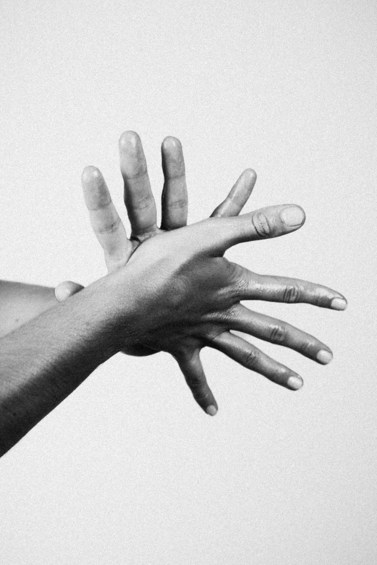 Mains de praticienne lors d'un massage body sculpting et sportif - UNDA Biarritz